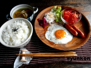 初めましてのご挨拶と、目玉焼きの和定食で朝ごはん