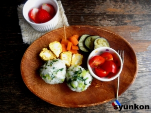 青菜おにぎりで子どもの朝ごはんプレート