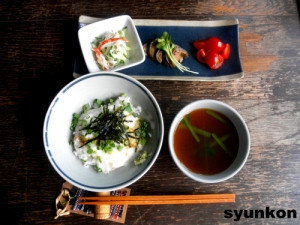 とろろごはんとお味噌汁と野菜の定食で朝ごはん