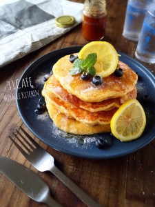 ホットケーキミックスde超簡単♪「ふんわりとろけるパンケーキ」【はちみつレモン・朝食・お菓子】