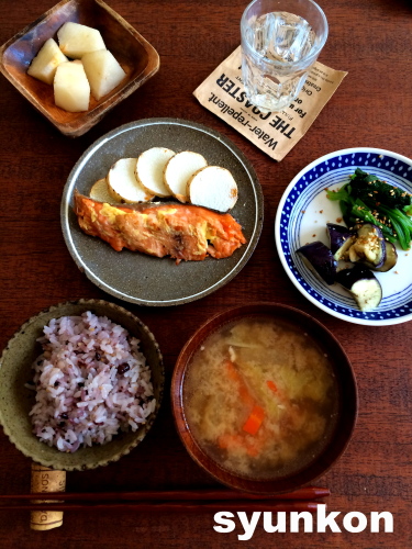 新常識と、鮭と長芋のトースター焼きの和定食で朝ごはん