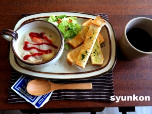 トマトクリームシチュウと白菜サラダで朝ごはん