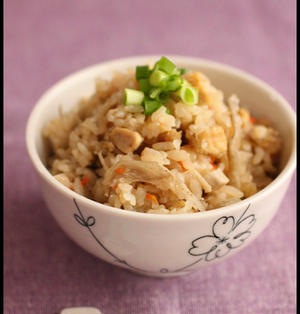 炊飯器でジューシーに！鶏肉をまるっと入れる豪快炊き込みご飯
