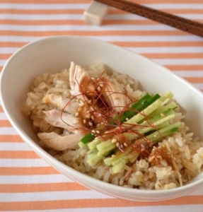 炊飯器でジューシーに！鶏肉をまるっと入れる豪快炊き込みご飯