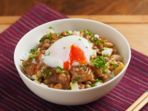 残った刺身で「漬け刺身の山芋納豆丼」