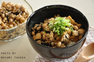 甘辛味でごはんがススム！厚揚げそぼろののっけ丼