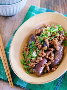 フライパンで10分♪ご飯もお酒もすすむ♪「なすとひき肉のめんつゆバターソテー」