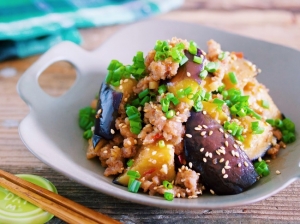 ひき肉がパサつかない裏技って！？ご飯のおかわり必須！！「なすのスタミナ♡ねぎ味噌そぼろ炒め」