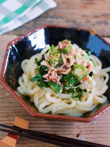 さっぱりヘルシー♪胃腸にやさしい「蒸し鶏とオクラの梅だれ冷やしうどん」