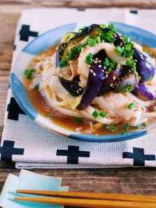 レンジでラクラク♪旨味がじゅわ〜♪『豚しゃぶと蒸しなすのぶっかけ冷やしうどん』