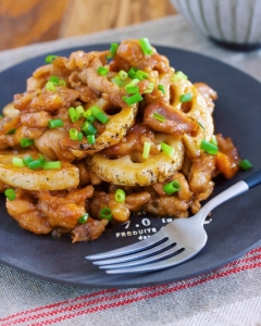 フライパンにおまかせ♪ご飯がすすむ♪『豚こまとれんこんの重ね焼き〜甘辛中華だれ〜』