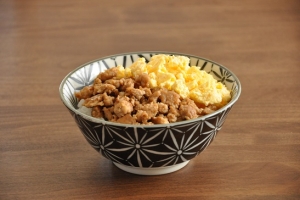 ごはんがススム！鶏そぼろ丼