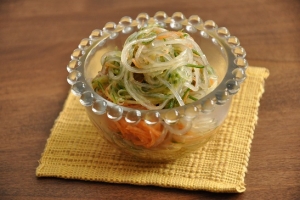 きゅうりとにんじんのミックス野菜で「春雨の酢の物」