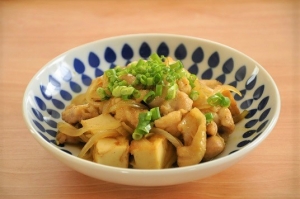 めんつゆがあれば！鶏肉と玉ねぎの和風カレー炒め