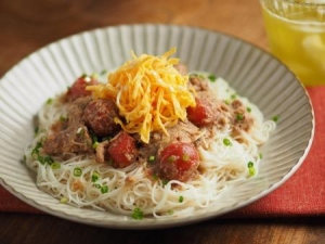 サバ缶とミニトマトのぶっかけそうめん