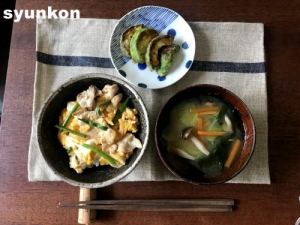 免許の更新と、とろとろ豚玉だし丼、野菜とワカメの味噌汁で朝ごはん