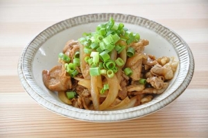 15分96円ストックおかず♡豚こまと玉ねぎのカレー照り焼き