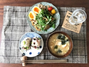 ティッシュ洗濯と、梅昆布枝豆おにぎり、れんこんと三つ葉のサラダ、お味噌汁で朝ごはん