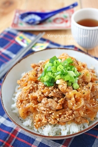 豚小間と新玉ねぎの韓国風甘辛ヤンニョム豚丼