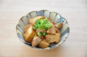 鶏肉をちょい足しで旨味アップ！厚揚げの照り焼き