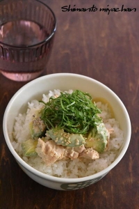 火を使わず簡単！アボカドと鮭缶のレモンマヨソース丼