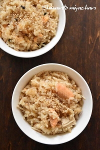 鮭缶とエノキのバター醤油炊き込みご飯