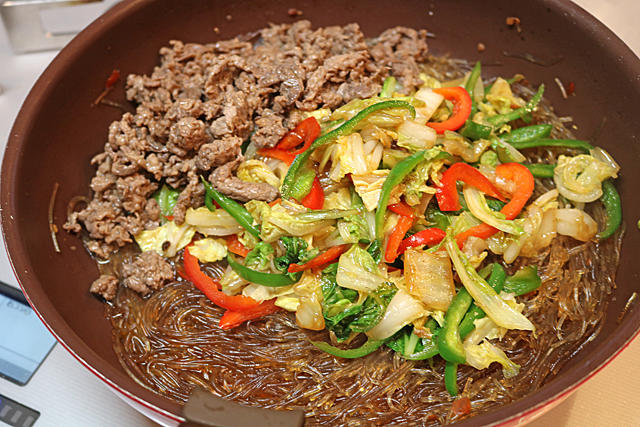 白菜と牛肉の旨辛春雨炒め