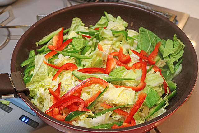 白菜と牛肉の旨辛春雨炒め