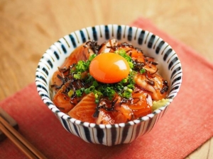 サーモン塩昆布漬け丼