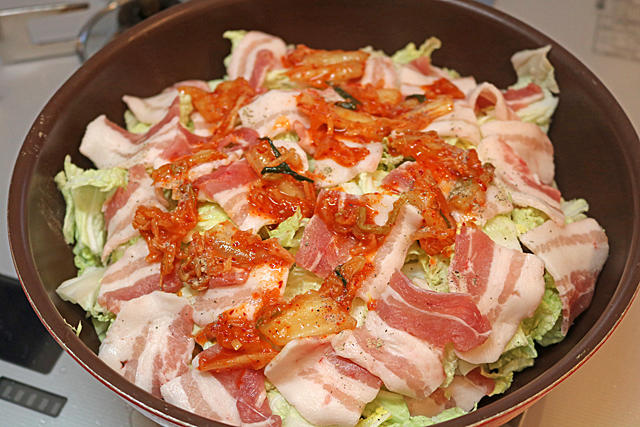 白菜たっぷり豚バラキムチの重ね蒸し