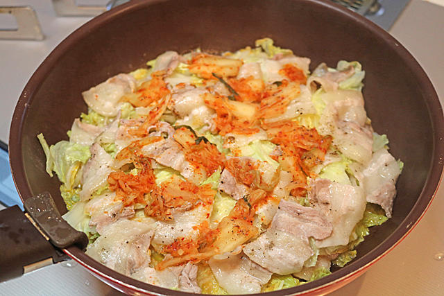 白菜たっぷり豚バラキムチの重ね蒸し