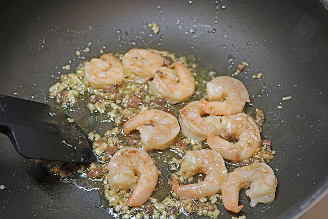 「ぷりぷりえびと春キャベツのワンパンパスタ」