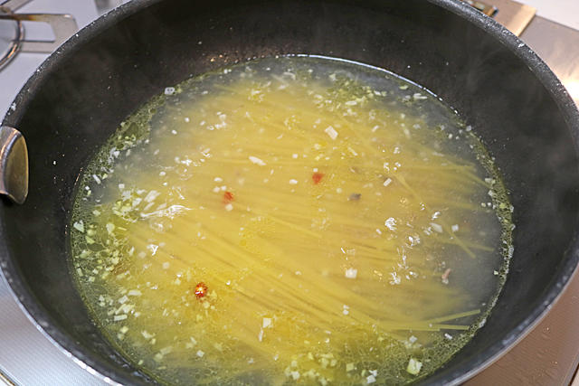 「ぷりぷりえびと春キャベツのワンパンパスタ」