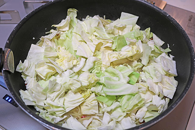 「ぷりぷりえびと春キャベツのワンパンパスタ」