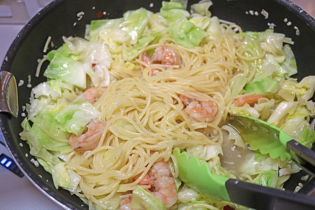 「ぷりぷりえびと春キャベツのワンパンパスタ」