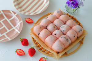 ピンクがかわいい「いちごとチョコのちぎりパン」