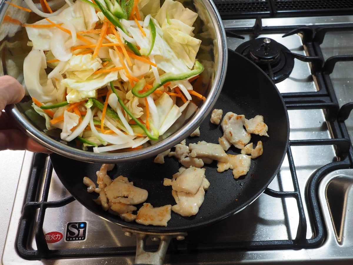 鶏むね肉とキャベツのテンメンジャン炒め　炒め野菜を入れる