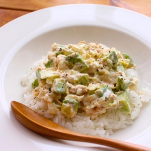 火を使わず手早く作れる♪「ツナマヨ丼」レシピ