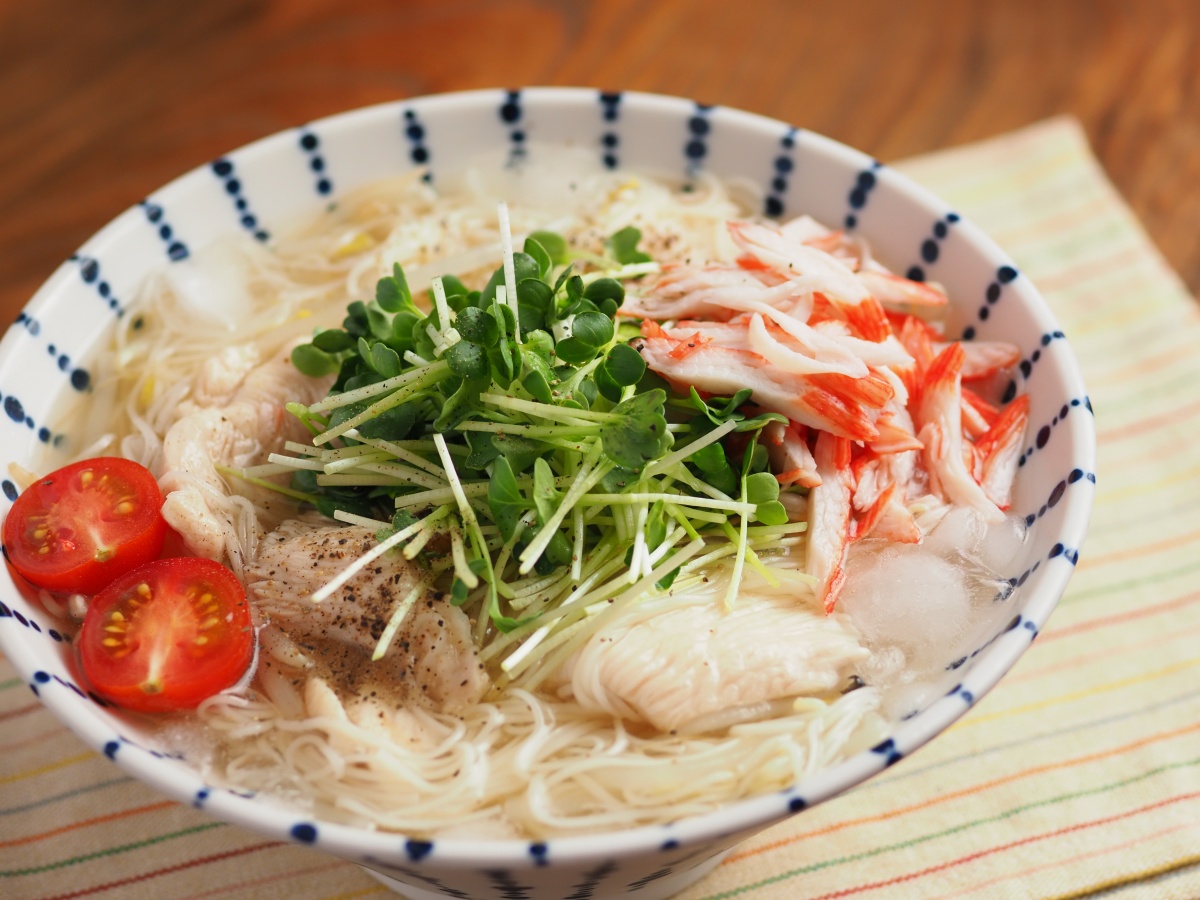 流水で洗わないから手間なし！「鶏むね肉ともやしの冷製スープそうめん