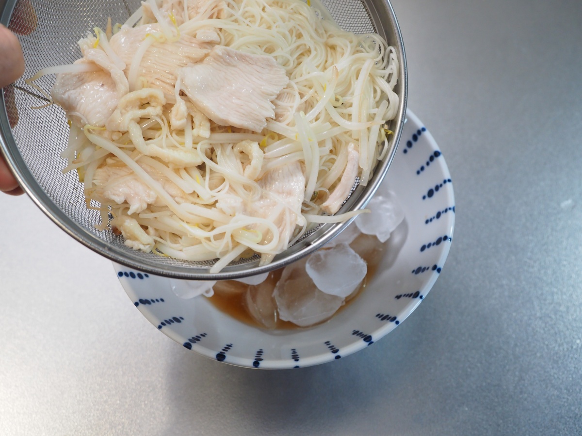 流水で洗わないから手間なし！「鶏むね肉ともやしの冷製スープそうめん