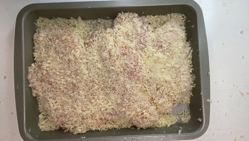 6. 「パン粉バット」に移し、更にパン粉をつける。ラップをし10分以上時間を置く(暑い日は冷蔵庫へ。寒い時期は常温で良いです)。