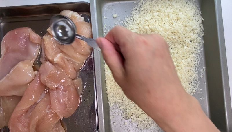 空の「水バット」に鶏むね肉を入れ、塩こしょうを揉み込む。水①を鶏むね肉にかけて、馴染ませる。