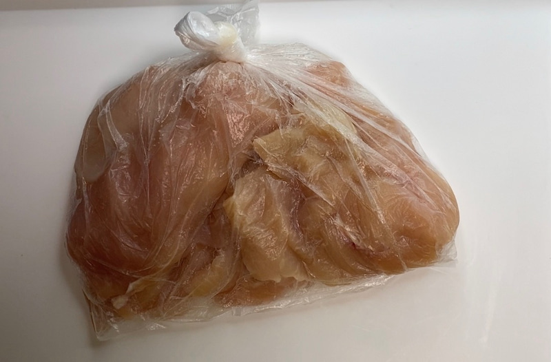 2. ビニール袋に鶏むね肉とA. を入れて揉み込み、20分冷蔵庫に置いておく。