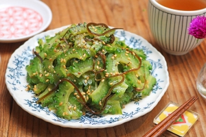 無限に食べられるおいしさ♪夏の作り置き「ゴーヤの塩こんぶ甘酢和え」