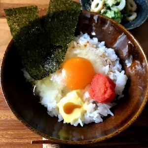 たらこバター卵かけご飯の朝ごはんと、雨の匂いのはなし