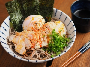 鶏の出汁とラー油が合う！「鶏むね肉のラー油そば」