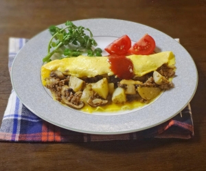 食べごたえ抜群のリメイク術！「肉じゃが×オムレツ」で最後までおいしく♪