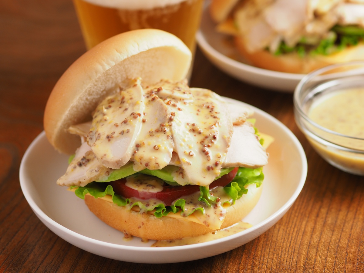 グリルチキン、アボカド、トマトのサラダ、ハニーライムコリアンダービネグレット添えのレシピ