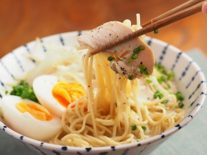 インスタントラーメンで簡単！「サラダチキン豆乳ラーメン」