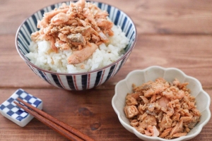 ご飯との相性バツグン！「鮭フレーク」を手作りしてみよう♪